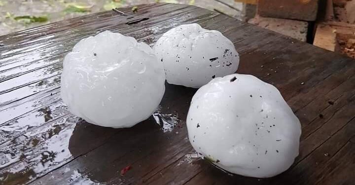 Granizo rompe parabrisas de autos en Valles, San Luis Potosí