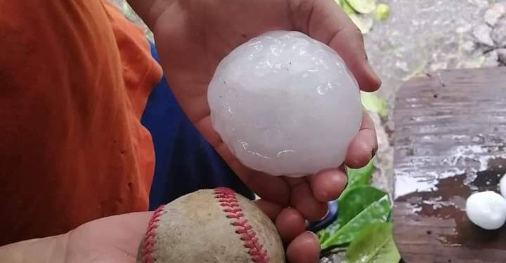 Granizo rompe parabrisas de autos en Valles, San Luis Potosí