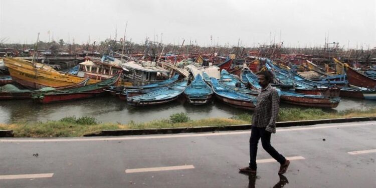 Suman 84 muertos tras paso de devastador ciclón por Bangladesh e India