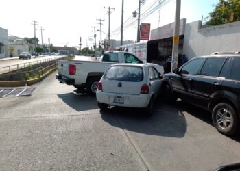 Conductor de camioneta causa carambola vehicular
