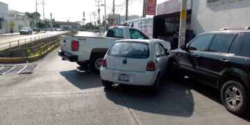 Conductor de camioneta causa carambola vehicular