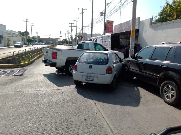 Conductor de camioneta causa carambola vehicular