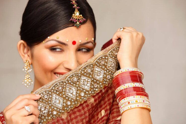 ¿Por qué en la india las mujeres acostumbran usar un punto en la frente?