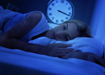 ¿Es posible dormir con los ojos abiertos?