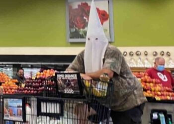Captan a sujeto con mascara del Ku Klux Klan en supermercado de California