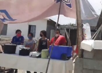 La niña Lluvia Cristal Gámez Alvarado y su familia otorgan alimentos a familias de la colonia Morena.