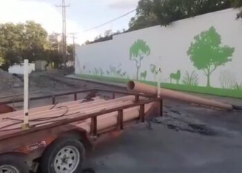 Precaución automovilistas, acceso cerrado a la colinia Vegas de Treto a un costado del Zoológico Tamatán