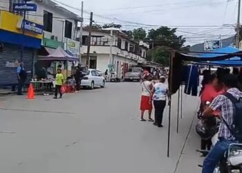 Tianguistas rompen cuarentena, se instalan en la Colonia Unidad Modelo.