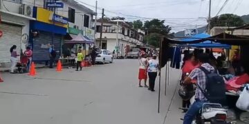 Tianguistas rompen cuarentena, se instalan en la Colonia Unidad Modelo.