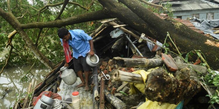 Suman 84 muertos tras paso de devastador ciclón por Bangladesh e India