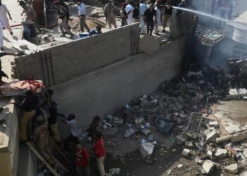 Se estrella avión con 107 pasajeros a bordo cerca del aeropuerto Karachi