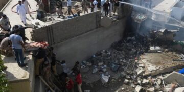 Se estrella avión con 107 pasajeros a bordo cerca del aeropuerto Karachi