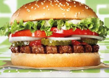 Lanzan hamburguesa con triple cebolla para garantizar la distancia social