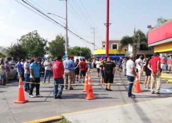 ¡Todo por la ‘cheve’! Hacen largas filas para comprar cerveza