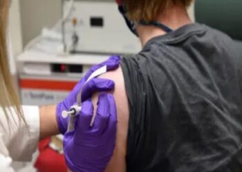 Ensayan vacuna contra COVID-19 en 10 mil personas en Gran Bretaña