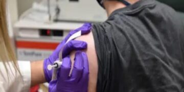 Ensayan vacuna contra COVID-19 en 10 mil personas en Gran Bretaña