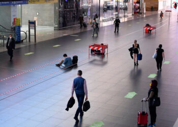 Italianos regresan al trabajo; EEUU relaja las restricciones