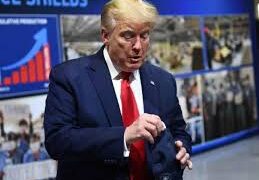 Trump dice no querer dar a la prensa el placer de verlo con cubrebocas