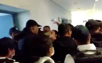 Familiares de pacientes con COVID-19 irrumpen hospital de Ecatepec