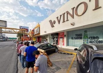 Hacen largas filas para conseguir cerveza en Monterrey