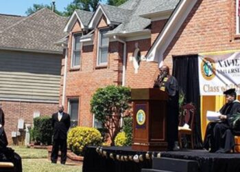 Padre organizó ceremonia de graduación para su hija en casa