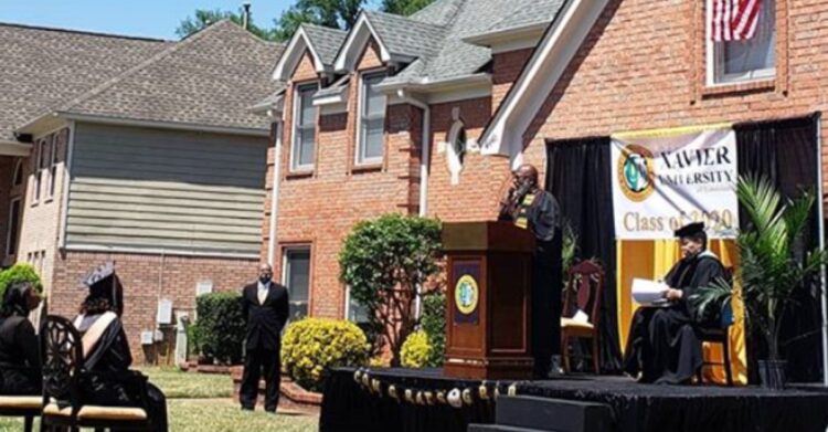 Padre organizó ceremonia de graduación para su hija en casa