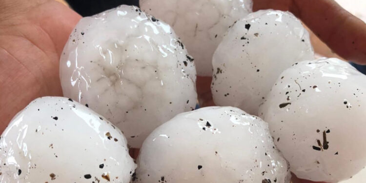 Granizo rompe parabrisas de autos en Valles, San Luis Potosí