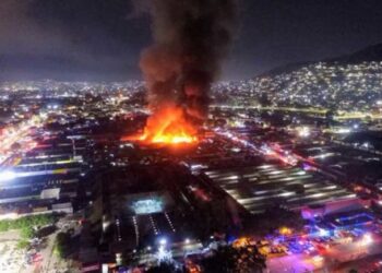 Fuerte incendio en central de abasto de Oaxaca