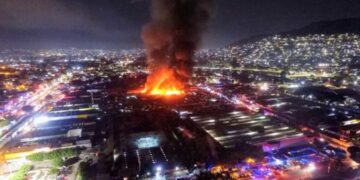 Fuerte incendio en central de abasto de Oaxaca