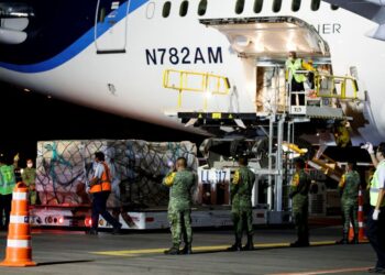 Llega de EUA tercer avión con insumos para atender COVID-19