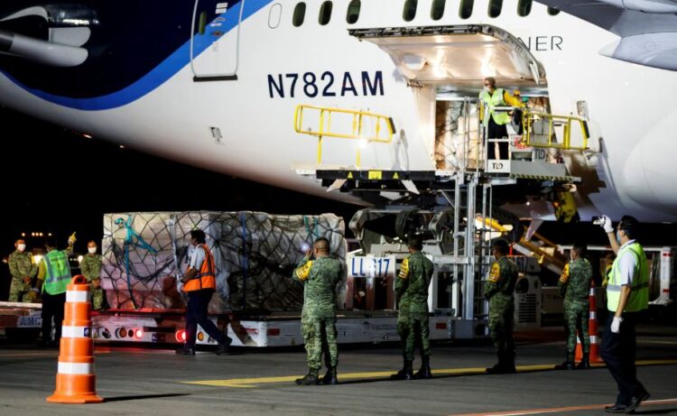 Llega de EUA tercer avión con insumos para atender COVID-19