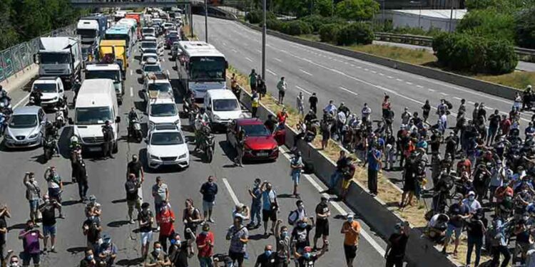 Trabajadores protestan por cierre de la empresa Nissan en Barcelona
