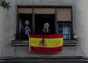 Decreta España 10 días de luto por víctimas del coronavirus