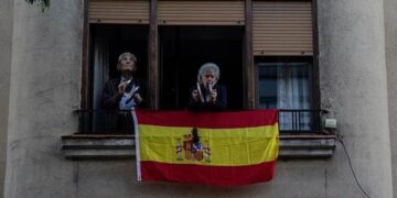 Decreta España 10 días de luto por víctimas del coronavirus