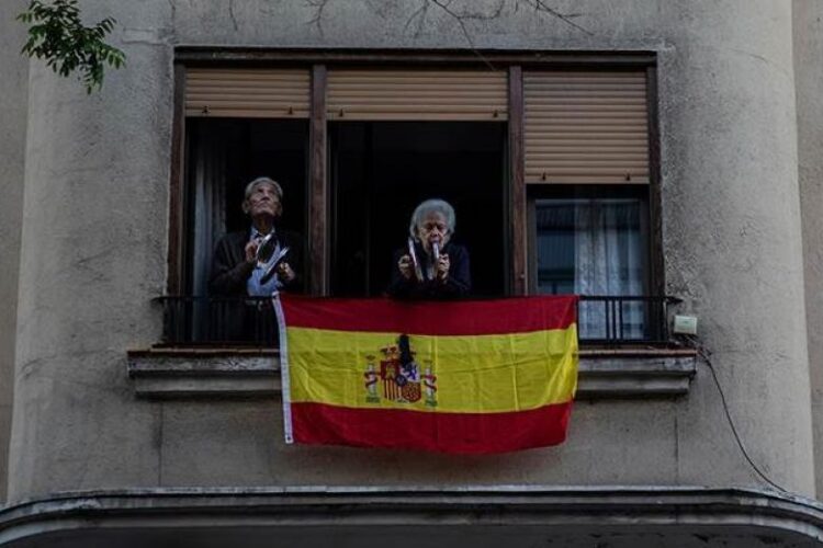 Decreta España 10 días de luto por víctimas del coronavirus