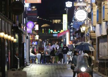 Seúl cierra más de dos mil centros nocturnos por brote de COVID-19