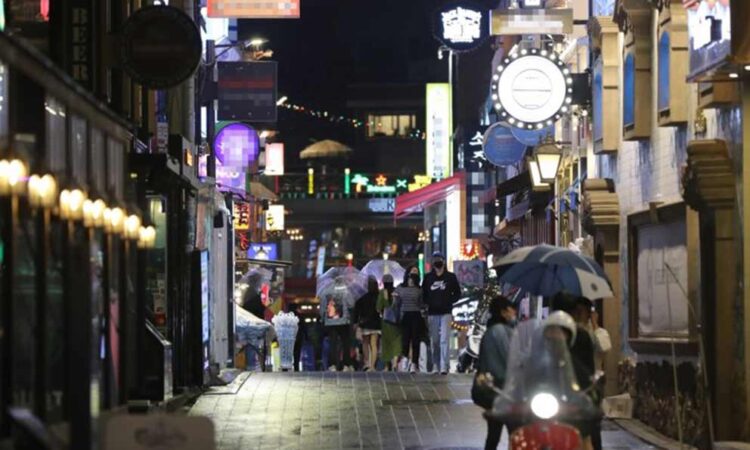 Seúl cierra más de dos mil centros nocturnos por brote de COVID-19