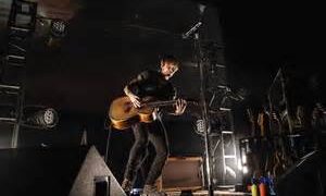 Keith Urban ofrece concierto en autocinema para trabajadores de la salud