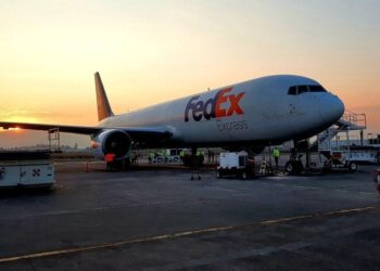 Llega a México vuelo proveniente de EU con ventiladores artificiales para atención de casos graves de COVID-19