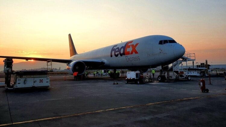 Llega a México vuelo proveniente de EU con ventiladores artificiales para atención de casos graves de COVID-19