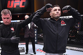 Alex Pérez consigue triunfo a patadas sobre Jussier Formiga en UFC 250