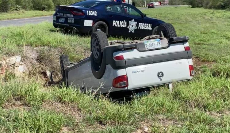 Vuelca pareja en la carretera Victoria-El Mante