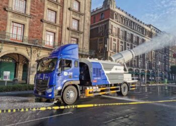 Presentan camión pulverizador para sanitizar calles