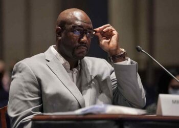 ‘Hagan cambios’, pide hermano de Floyd ante el Congreso