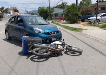 Motociclista herido en choque con auto que se atravesó