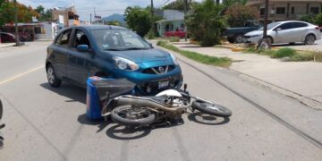 Motociclista herido en choque con auto que se atravesó