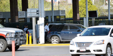Aumentan retornos de autos de Laredo. Texas, por incumplir medidas sanitarias