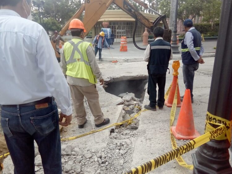 Brota socavón en “barbas” de Jesús Nader en Tampico