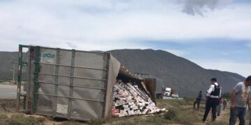 Vuelca tráiler cargado con mangos en ruta Victoria-SLP