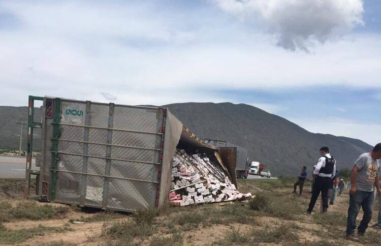 Vuelca tráiler cargado con mangos en ruta Victoria-SLP